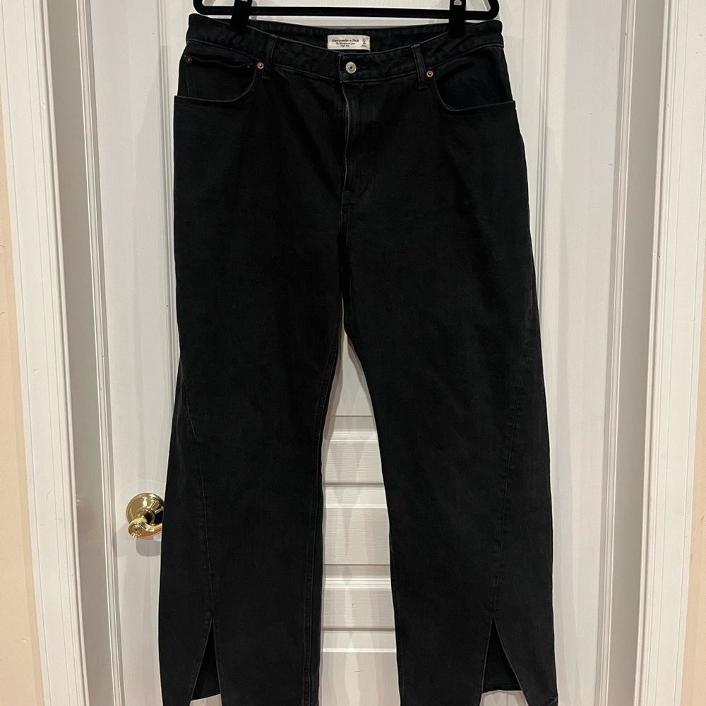 Abercrombie 90s Relaxed High Rise Jean in Black Wash, Size 33R